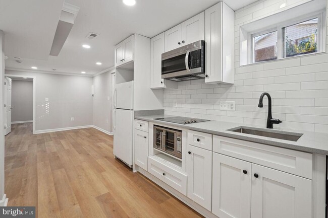Building Photo - 5931 Thomas Dr