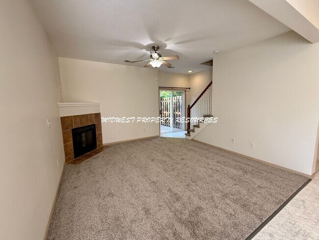 Foto del edificio - Highly Desired 3 Bd End Unit For Lease