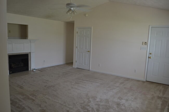 Building Photo - Beautiful 4 Bedroom Home in Hope Mills