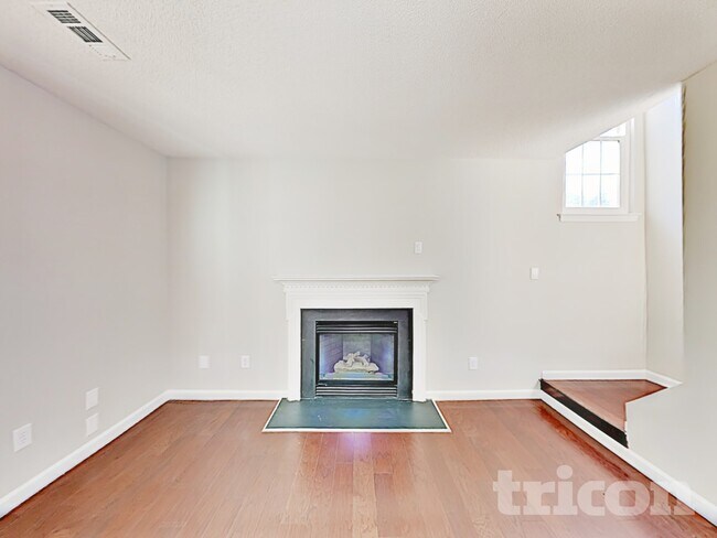 Building Photo - 701 Barbee Farm Dr