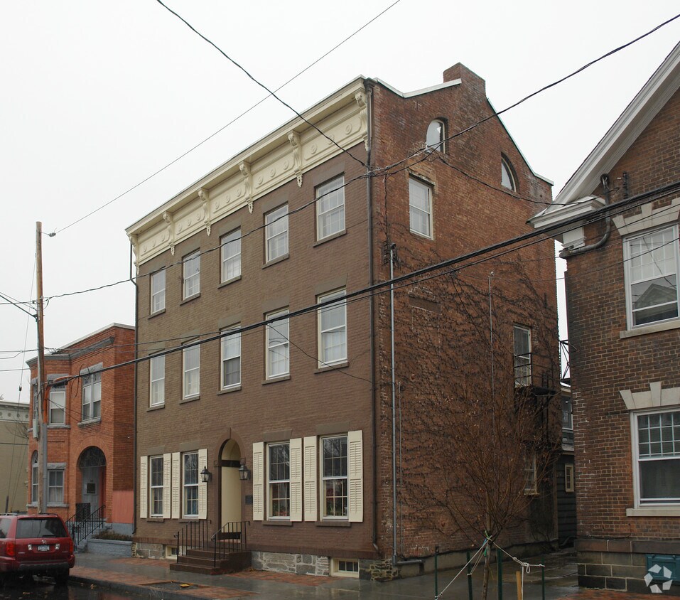 Primary Photo - 32 N Ferry St