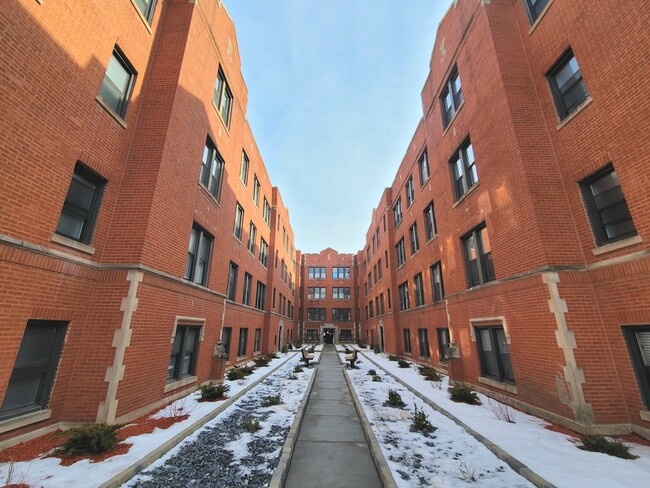 Building Photo - 3843 N Janssen Ave