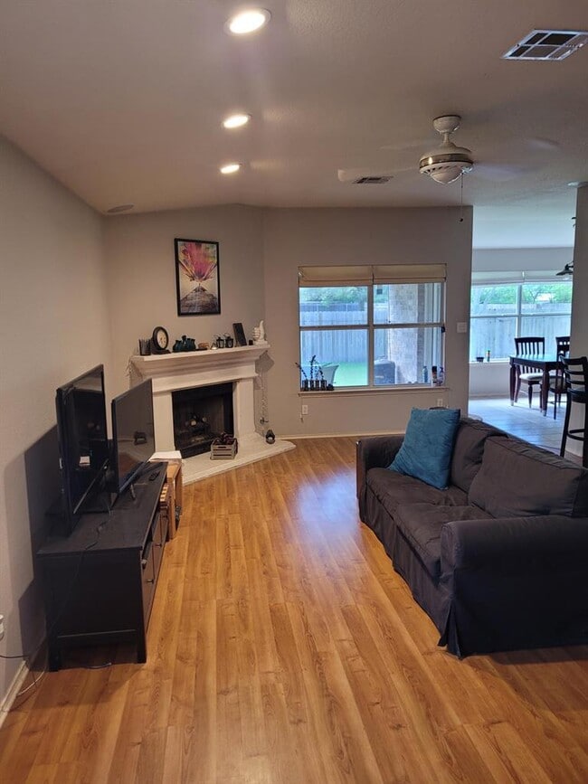 Building Photo - 15724 Cadoz Dr
