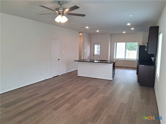 Foto del edificio - 253 Villars Dr