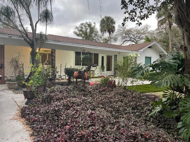 Building Photo - 411 W Flora St