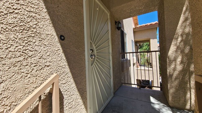 Foto del edificio - Upstairs Condo with Mountain and City View