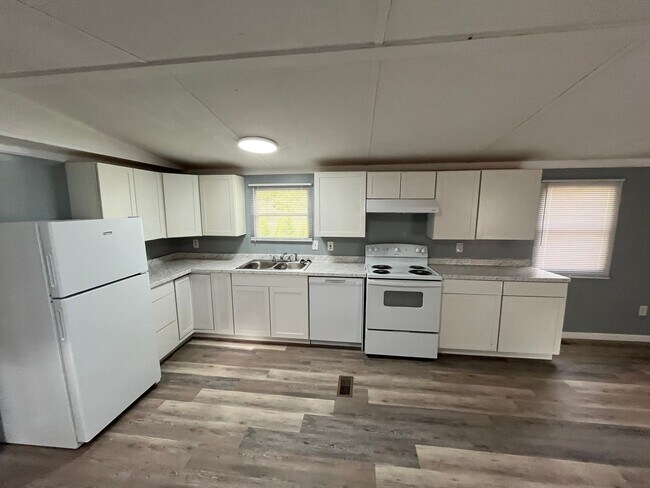 Foto del edificio - 3 Bedroom, 2 Bath Mobile Home located in R...
