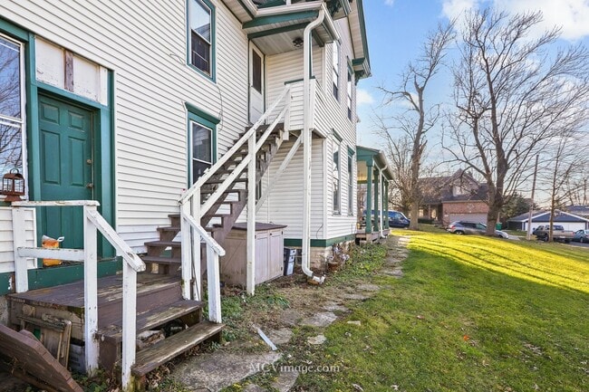 Building Photo - 407 Holmes St