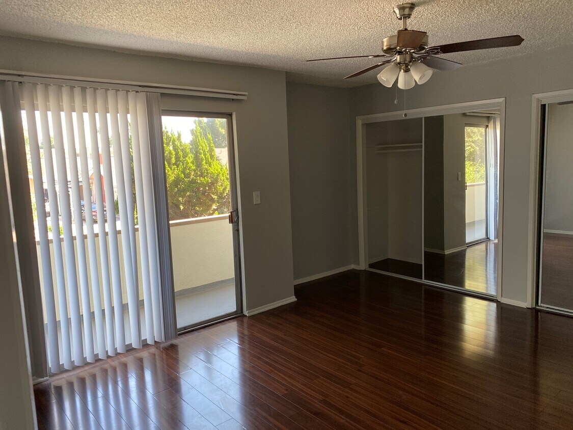 bedroom - 435 N Serrano Ave