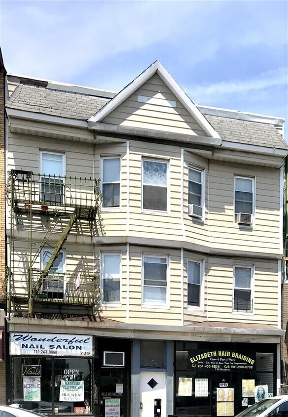 Primary Photo - 739 Broadway