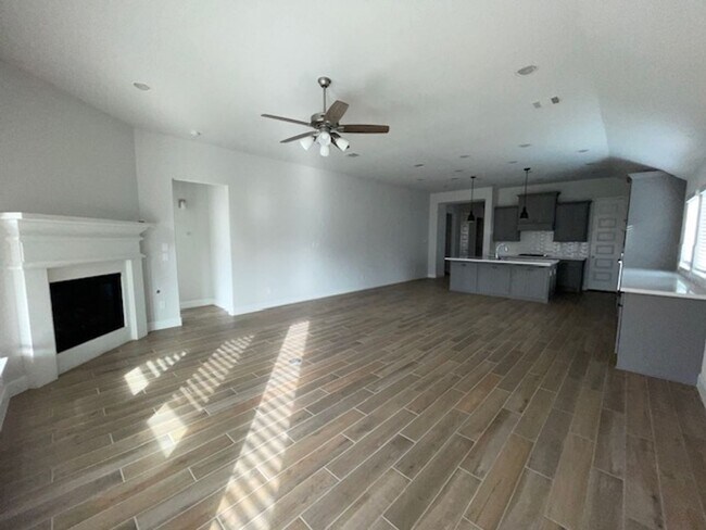 Building Photo - Like New Spacious Open Floorplan!!!