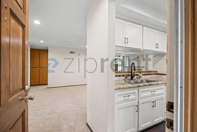 Building Photo - Unit