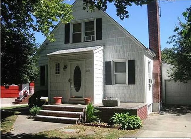 Building Photo - 207 Allison Ave