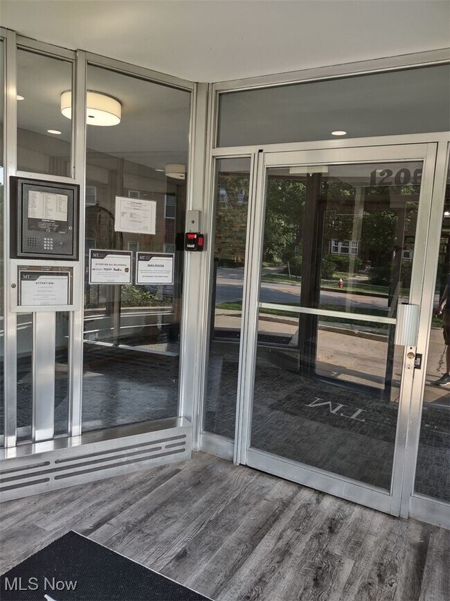 Foto del edificio - 12050 Lake Ave