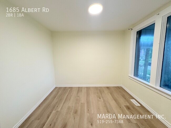 Building Photo - NEWLY RENOVATED 2 BED/1 BATH MAIN - CENTRA...