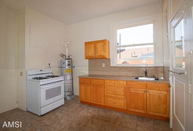 Building Photo - 3 br, 1 bath House - 1005 Lincoln Way