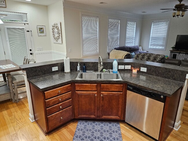 Foto del edificio - 1062 Moss Grove Dr