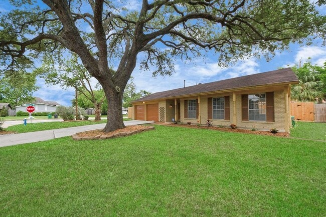 Building Photo - 9422 Val Verde St