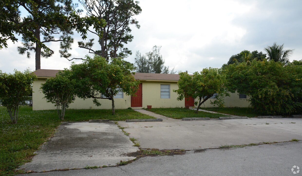 Exterior building photo of 4593 Coconut Road - 4593 Coconut Rd