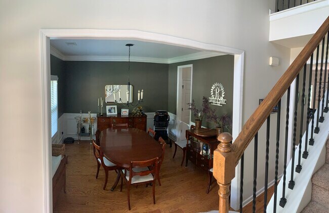 Comedor - 1925 Gregory Run NE