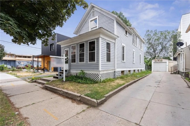 Building Photo - 910 19th Ave NE