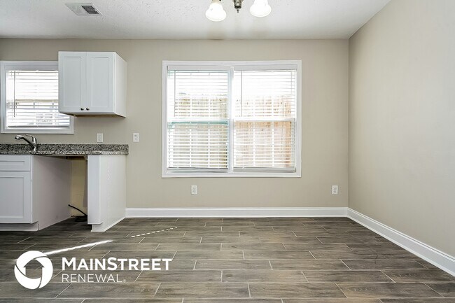 Building Photo - 1505 Queen Elizabeth Dr