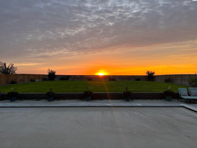 Foto del edificio - FOR RENT: West Pasco with heated inground ...