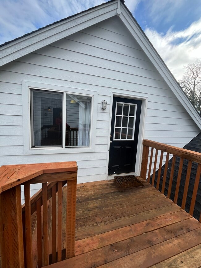 Private deck - 2143 SE Douglas Ave