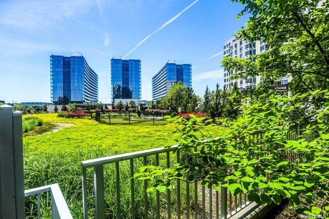 Foto del edificio - 40-22 College Point Blvd