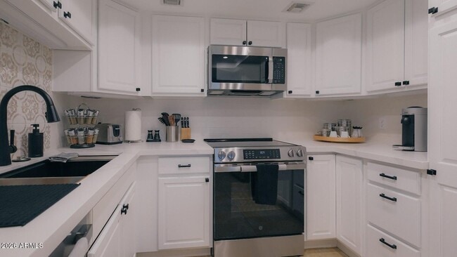 Foto del edificio - 7940 E Camelback Rd