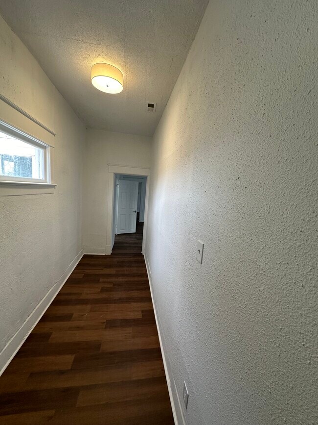 Entry - 1050 Barnett Ave