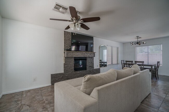 Foto del edificio - LOVELY 3 BED/2.5 BATH HOME WITH POOL!