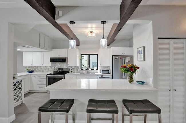 Building Photo - 700 E Coco Plum Cir