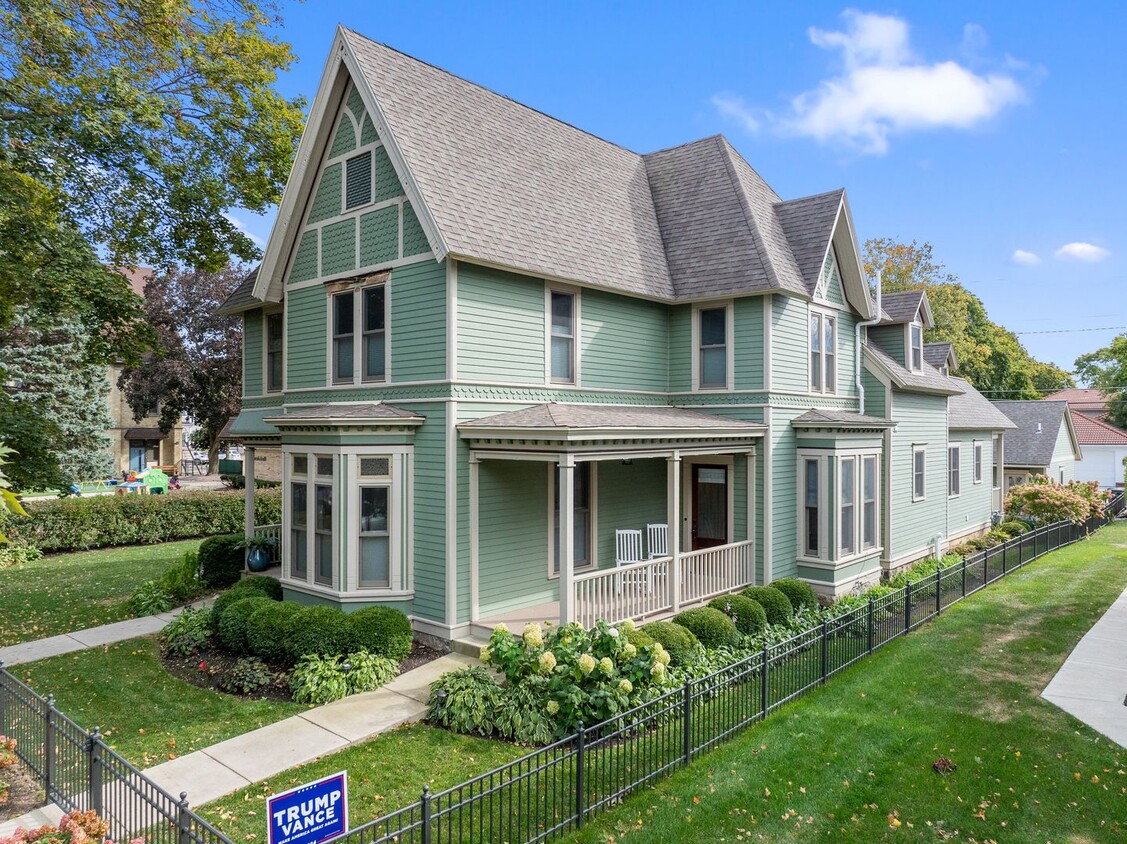 Primary Photo - Remodeled Victorian in Maple Park in downt...