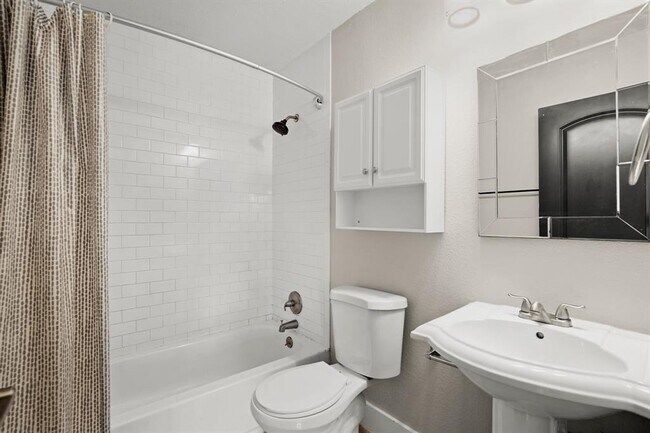 Foto del edificio - 3001 Maplelawn Cir