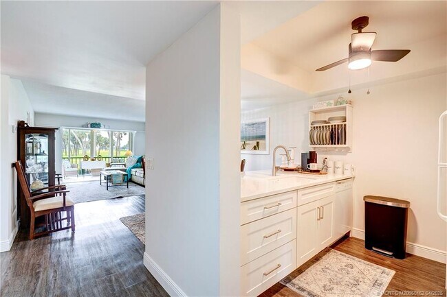 Foto del edificio - 5563 NE Gulfstream Way