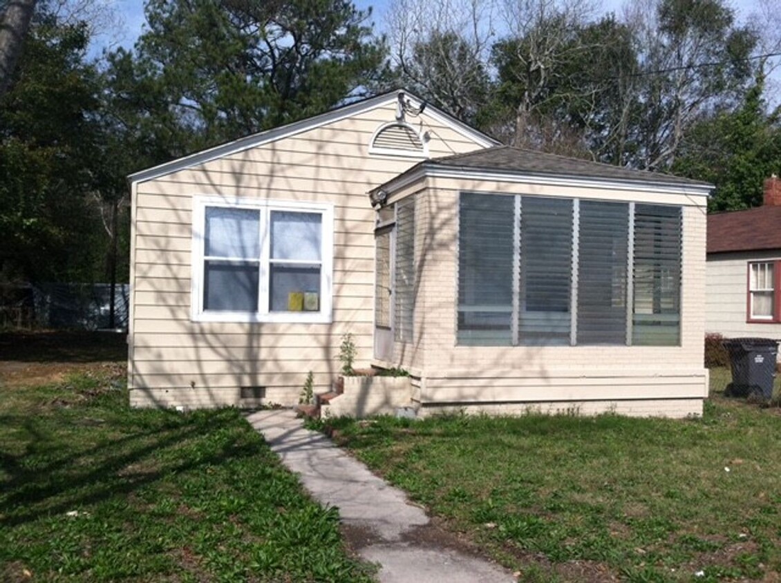 Primary Photo - 2 Bed, 1 Bath Home