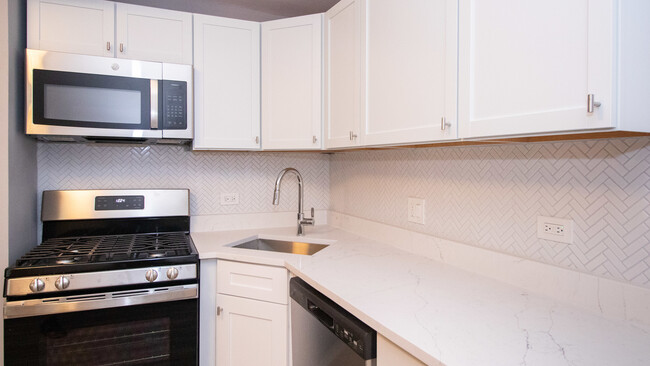 Foto del edificio - 1658 N Harding Ave
