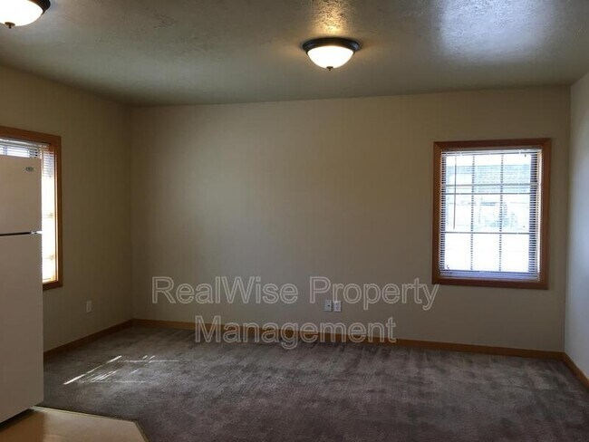 Building Photo - 502 SW Evergreen Ave