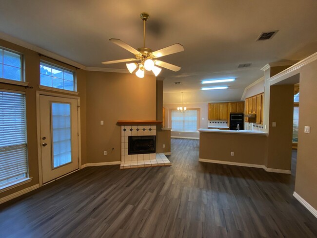 Building Photo - 4 Bedroom home for rent with vaulted ceili...