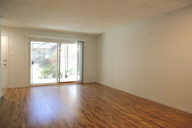 Foto del edificio - 5323 Fleetwood Oaks Ave