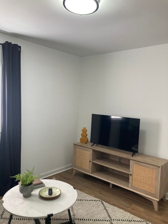 Building Photo - Ideal Midtown Location - Section 8 Eligible