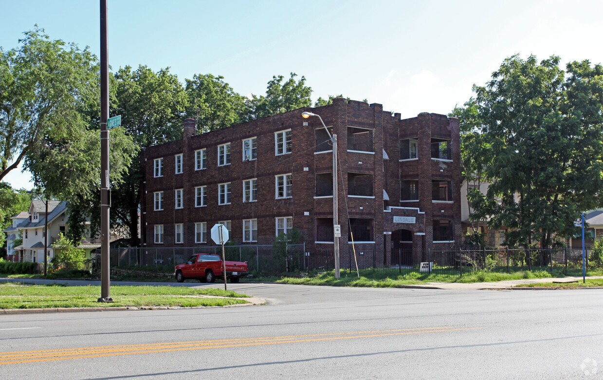 3000 E Linwood Blvd - 2100 E 33rd St