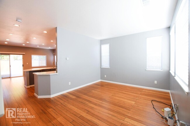 Foto del edificio - Newly Renovated 4 Bedroom with Parking