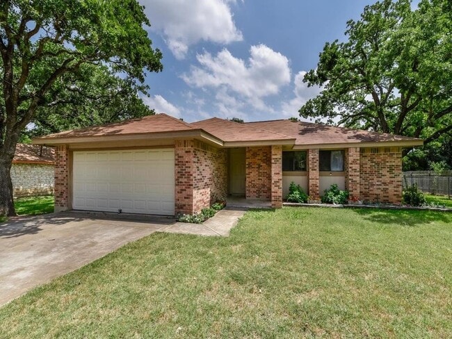 Building Photo - 506 Lakeway Dr
