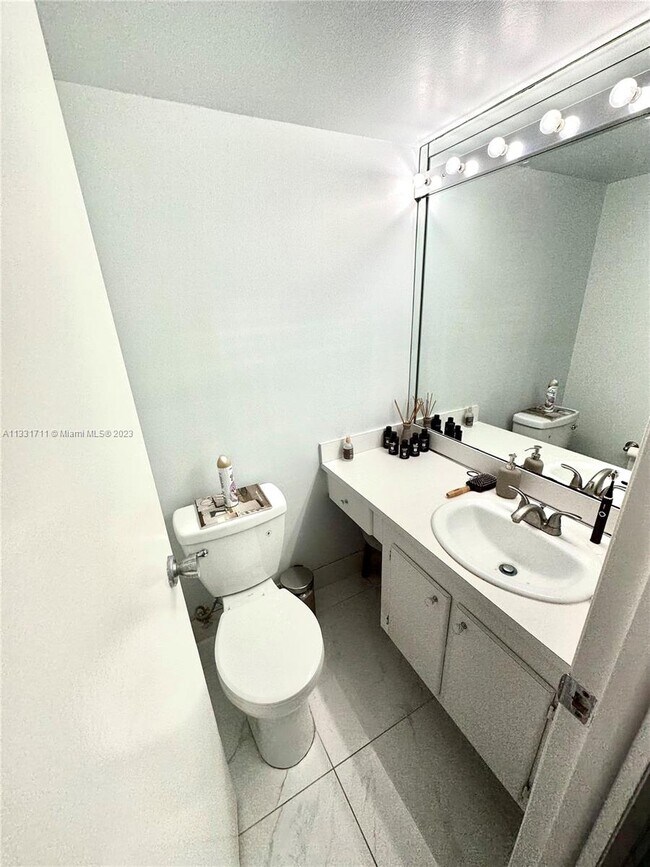 Foto del edificio - 20335 W Country Club Dr