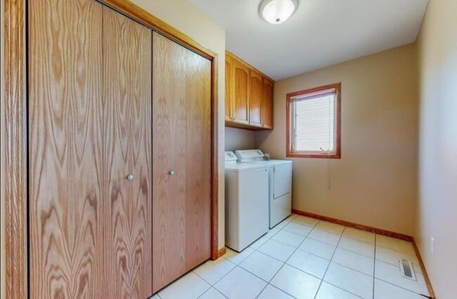 Building Photo - 6251 Fairway Dr NW