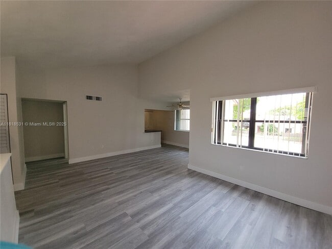 Building Photo - 251 W Park Dr