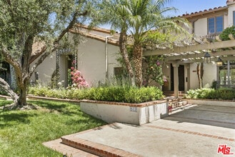 Building Photo - 512 N Palm Dr