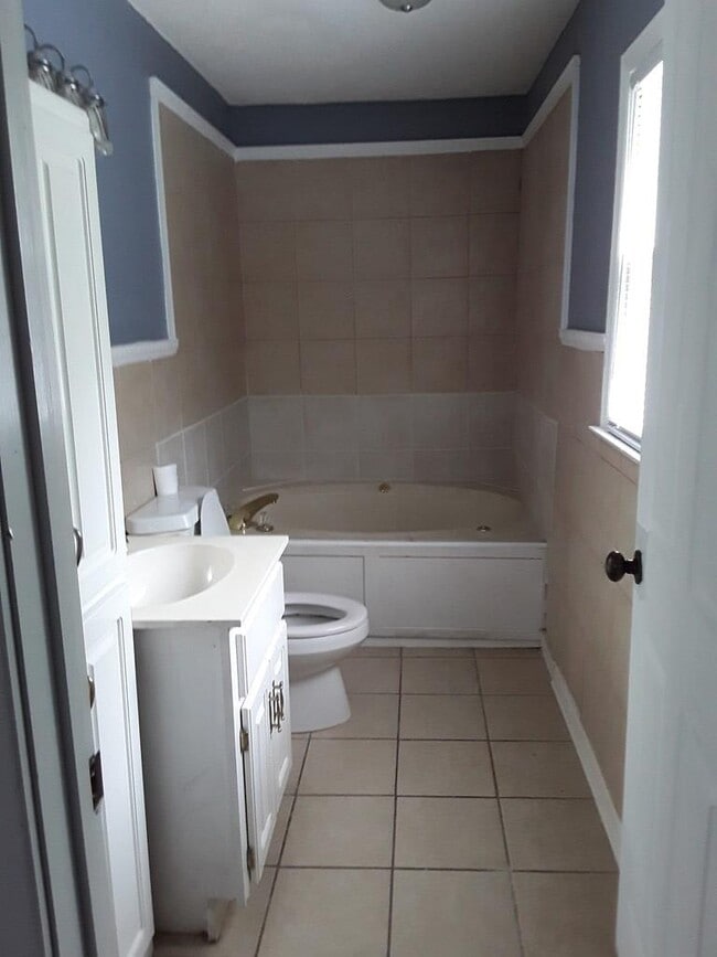 Building Photo - 164 Laverne Cir SW